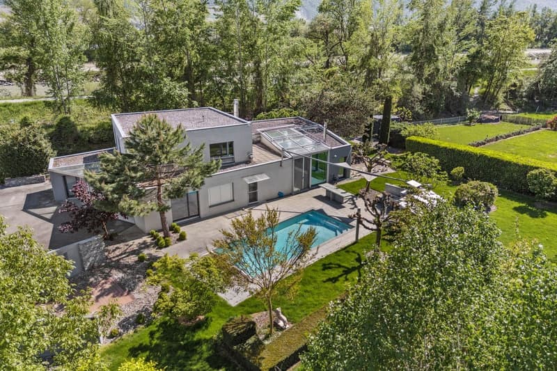 Exclusive villa with pool, spacious rooms and idyllic setting (2)