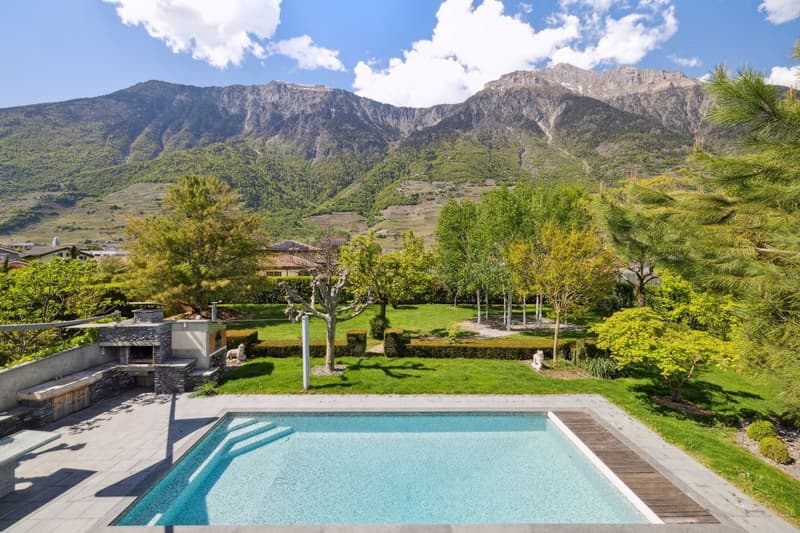 Exclusive villa with pool, spacious rooms and idyllic setting (1)