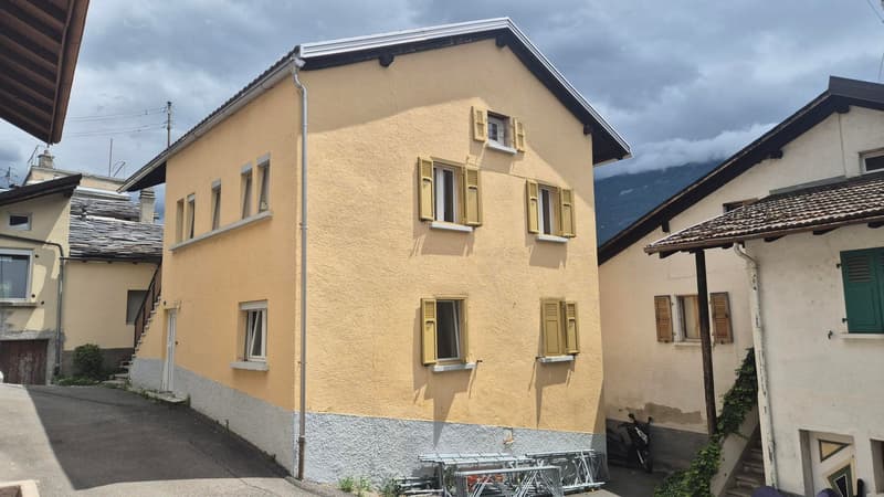 Maison villageoise de deux appartements. (1)
