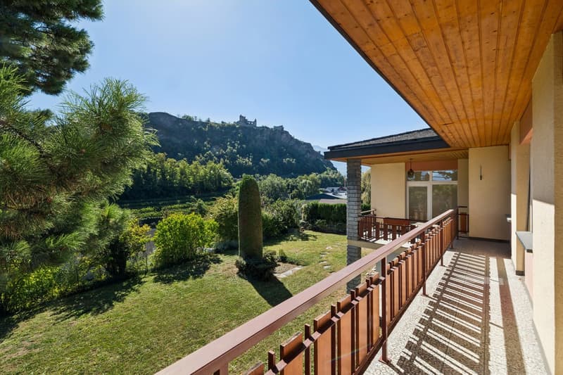 Magnifique propriété avec vue sur le Château de Tourbillon (11)