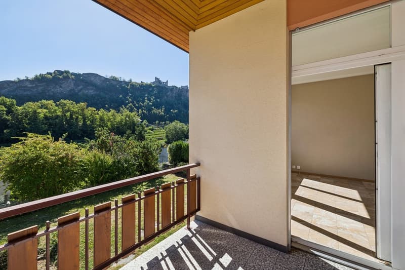 Magnifique propriété avec vue sur le Château de Tourbillon (7)