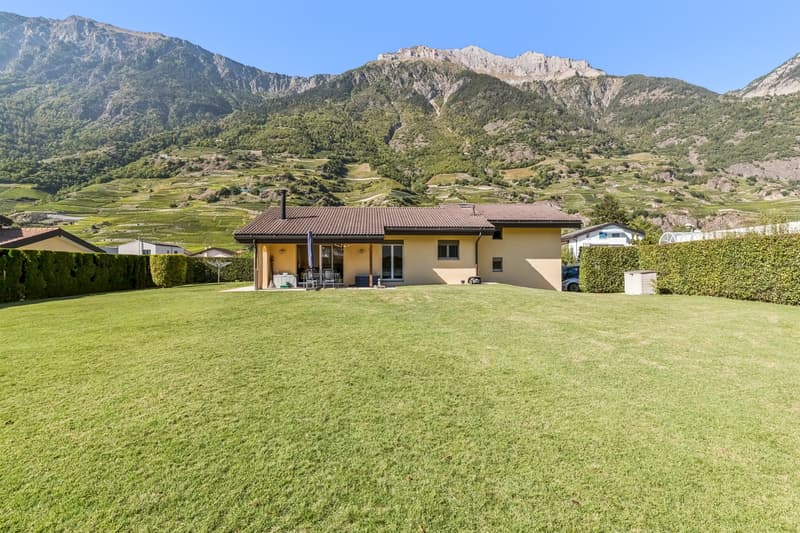 Villa individuelle avec vaste terrain dans un environnement calme (1)