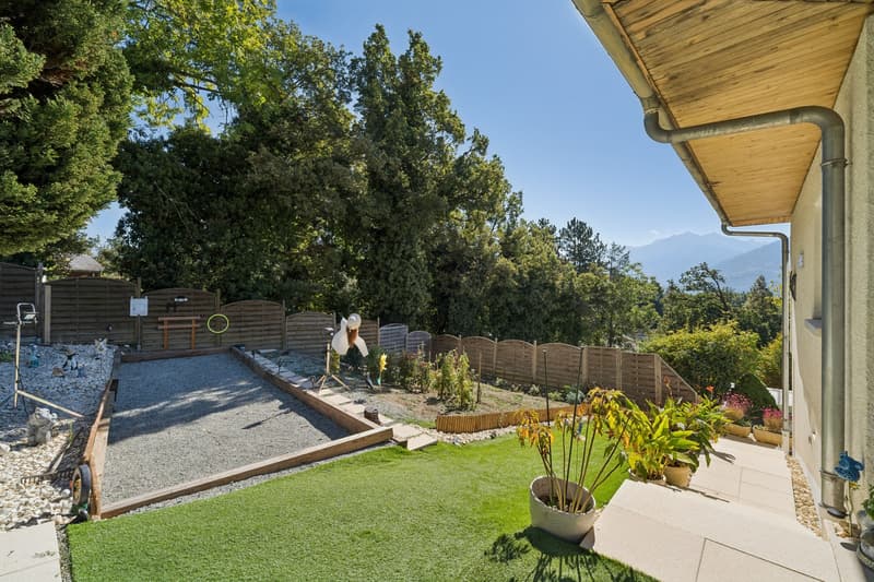 Villa individuelle avec piscine et beaux extérieurs (13)