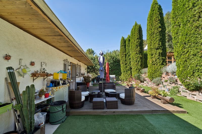 Villa individuelle avec piscine et beaux extérieurs (12)