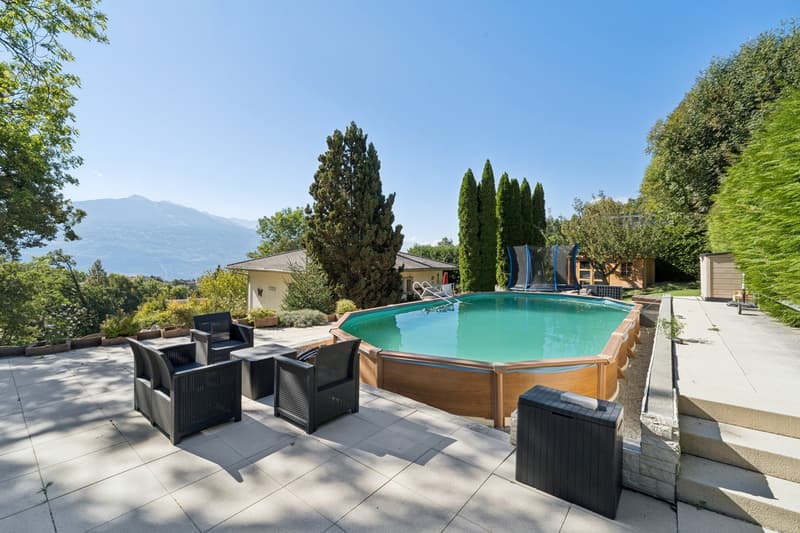 Villa individuelle avec piscine et beaux extérieurs (1)