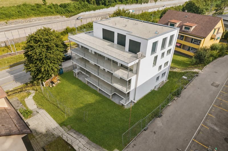 Vue aérienne de la propriété, idéalement intégrée dans un quartier résidentiel prisé et parfaitement entretenu.