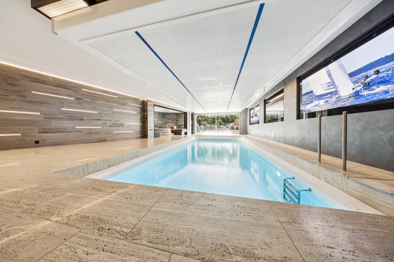 La piscine intérieure chauffée offre une véritable expérience spa à domicile.