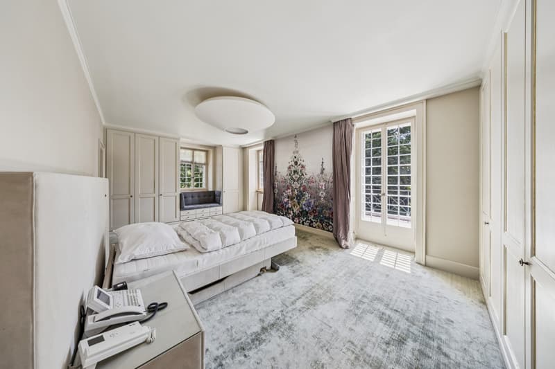 La suite parentale offre un niveau de confort et d'intimité exceptionnel. Le dressing privé avec accès direct à l'ascenseur incarne un confort absolu.