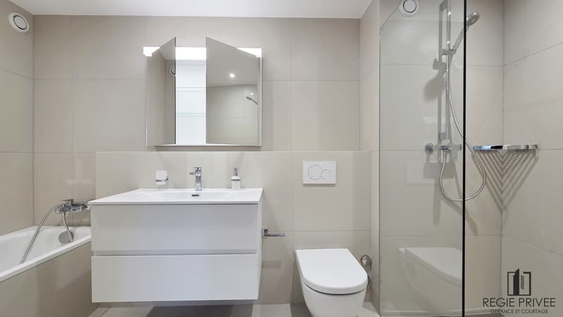 Salle de douche et bains