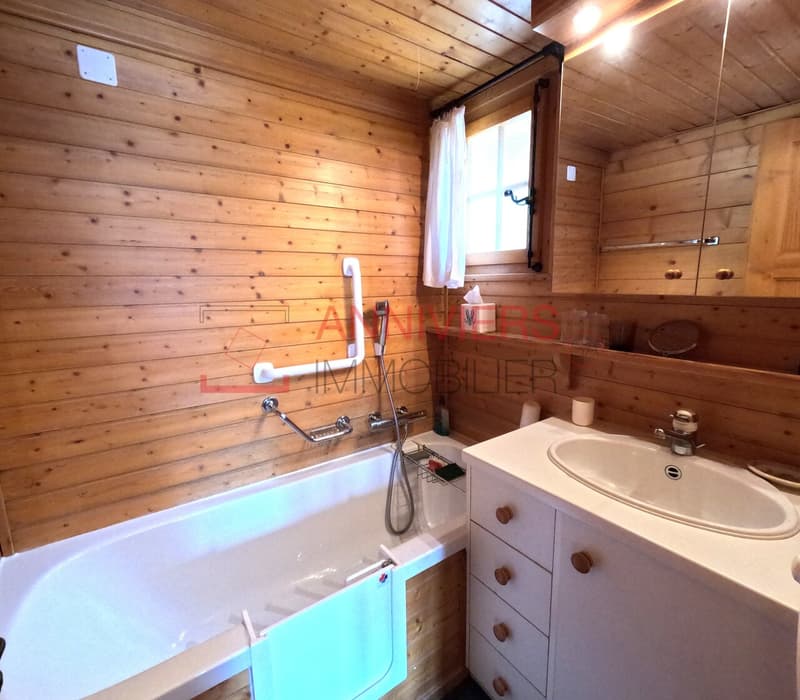 Salle d'eau avec baignoire, WC, lavabo