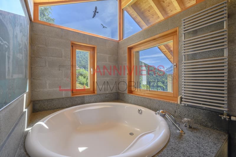 Salle d'eau avec baignoire
