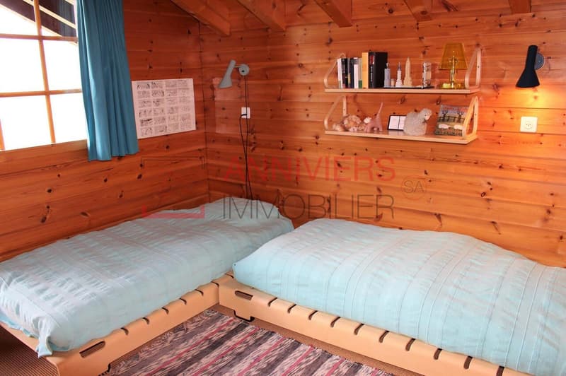 Chambre avec deux lits