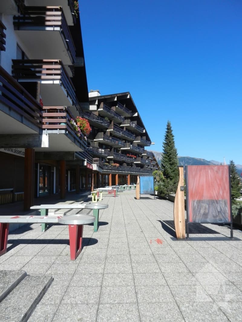 Commercial space in the village square (1)