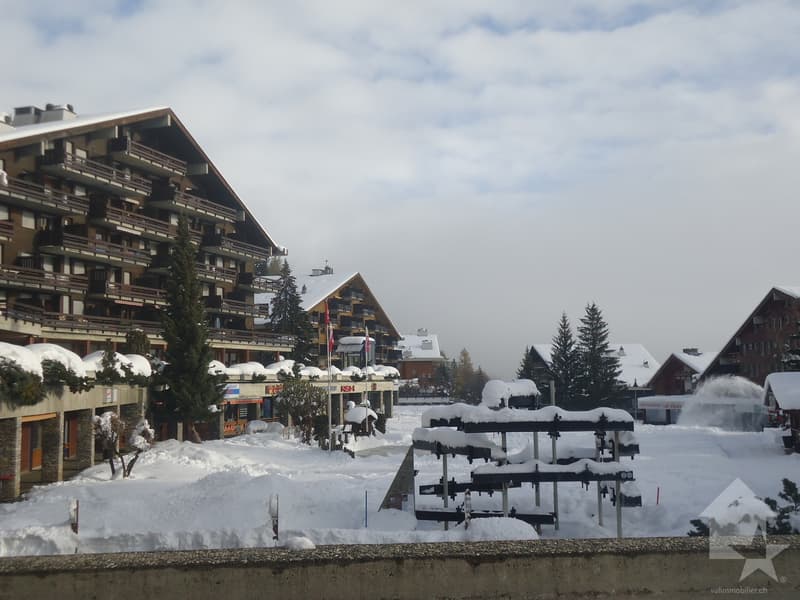 Commercial space in the village square (8)
