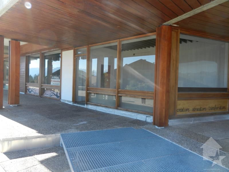 Commercial space in the village square (11)