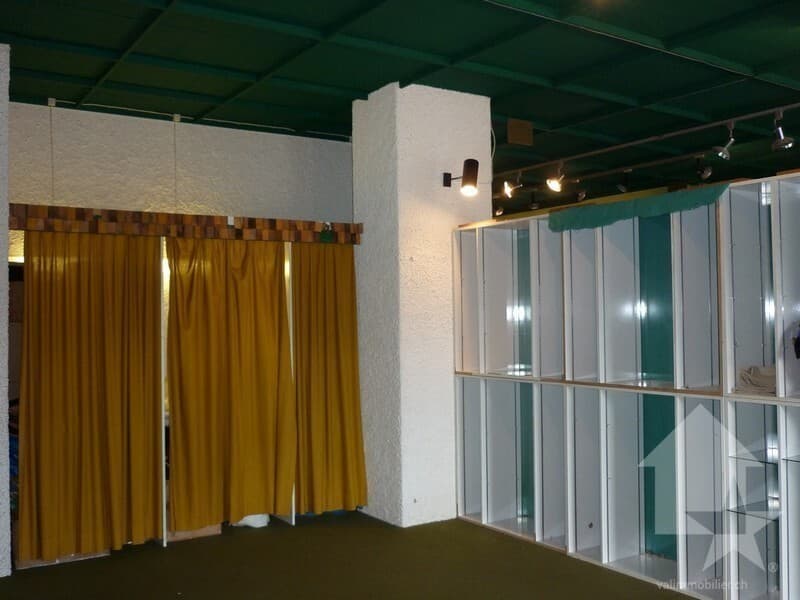 Commercial space in the village square (12)