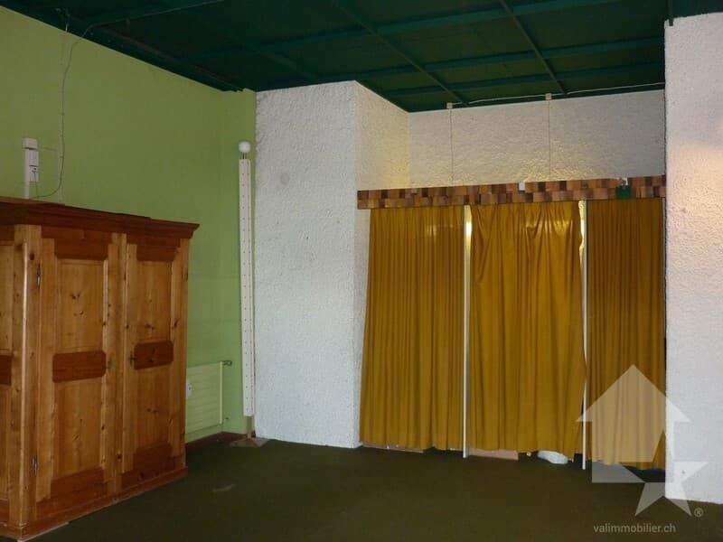 Commercial space in the village square (10)