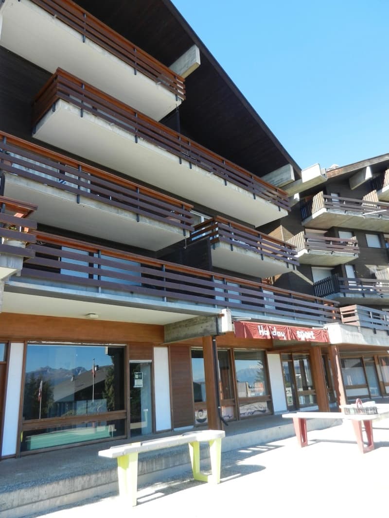 Commercial space in the village square (13)