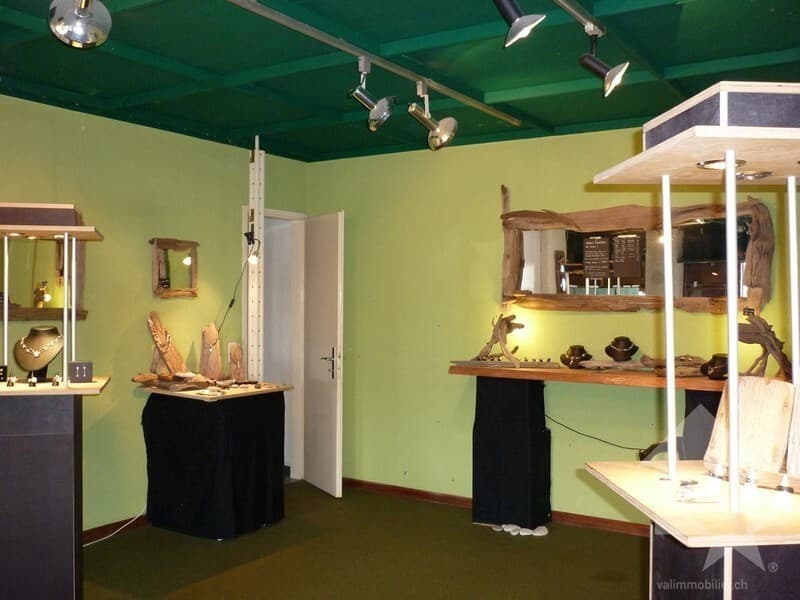 Commercial space in the village square (5)