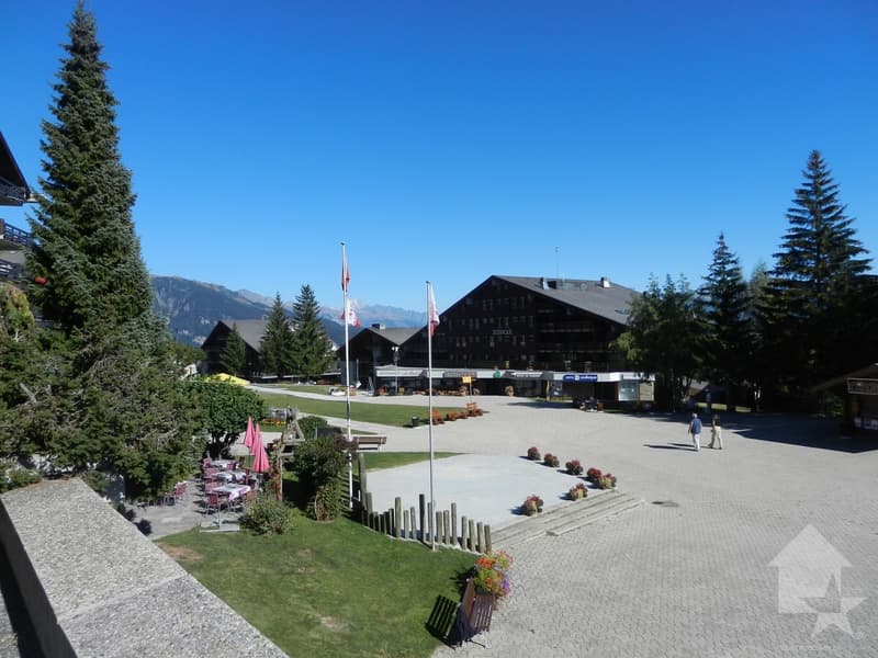 Commercial space in the village square (7)