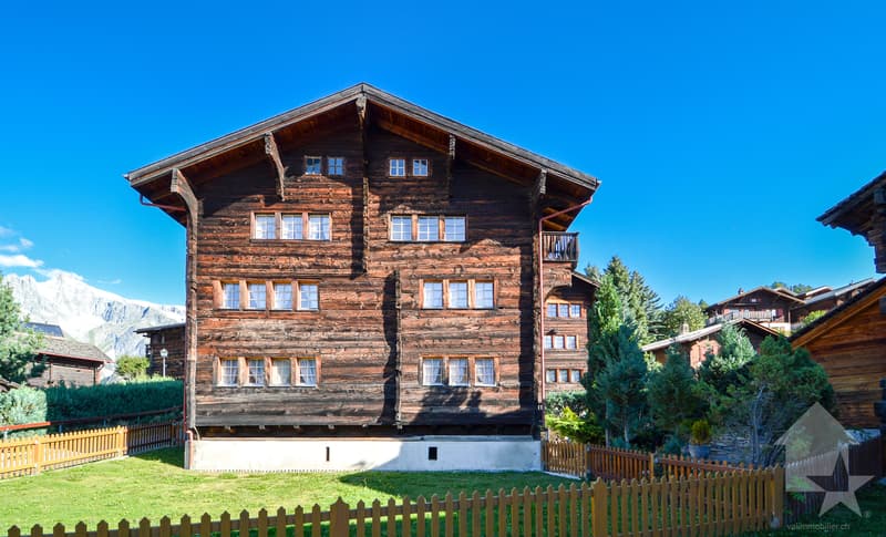 Magnificent old manor in Goms (1)
