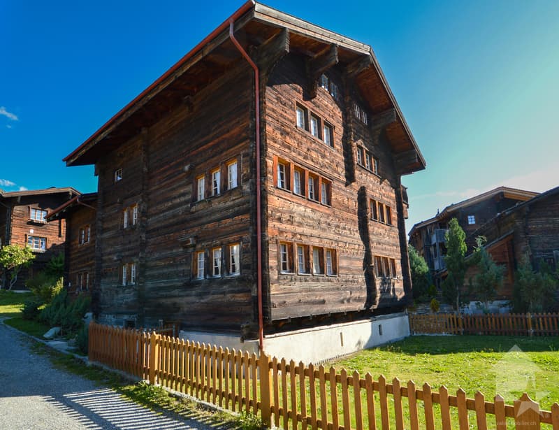Magnificent old manor in Goms (2)
