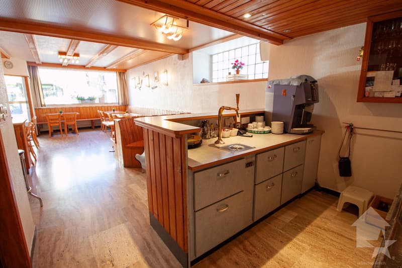 Maison villageoise de 200 m2 au centre de Varen (10)