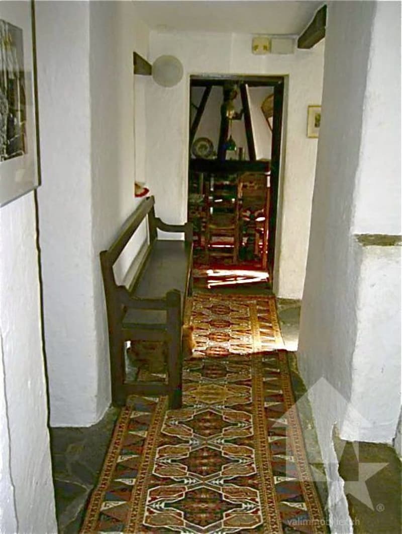 17th-century building with 4.5 rooms! (8)