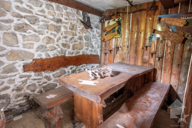 Maison villageoise avec grange attenante et garages (9)