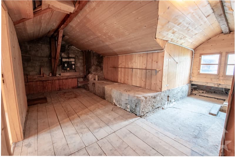 Maison villageoise avec grange attenante et garages (8)