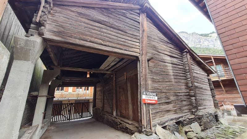 A barn to renovate in the heart of the village of Sembrancher (12)