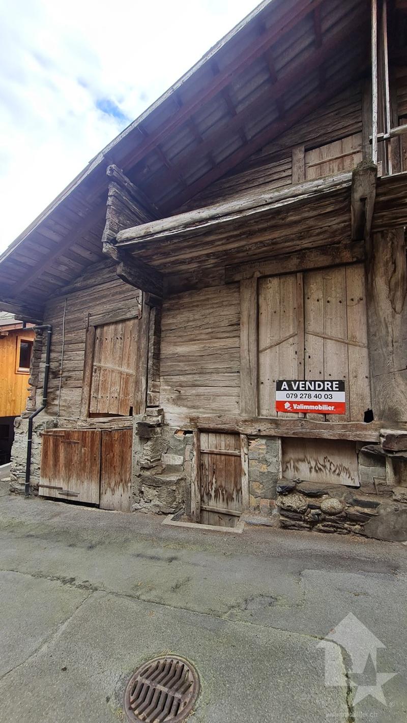 A barn to renovate in the heart of the village of Sembrancher (6)
