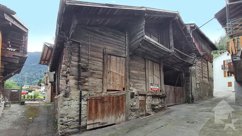 A barn to renovate in the heart of the village of Sembrancher (9)