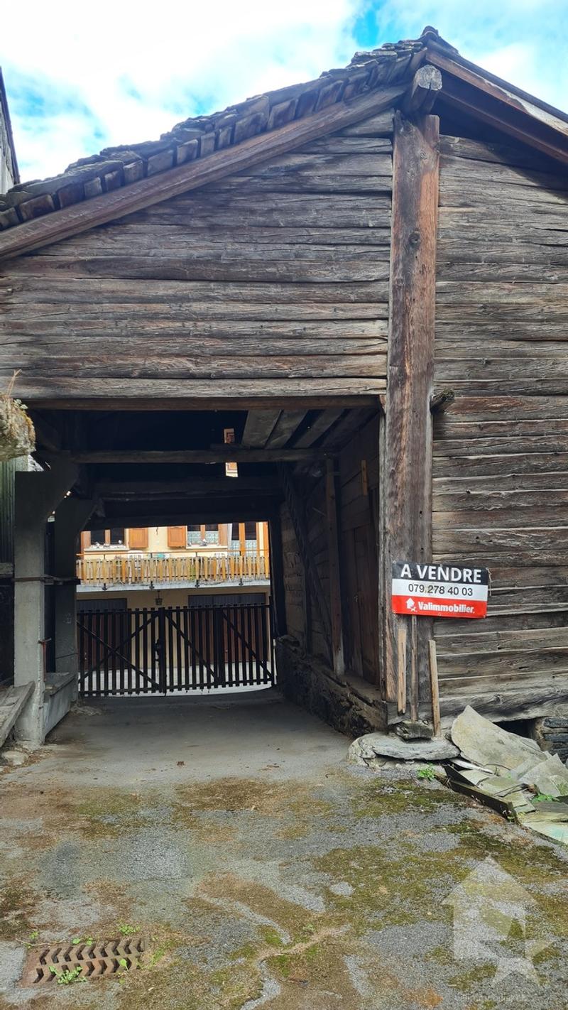 A barn to renovate in the heart of the village of Sembrancher (13)