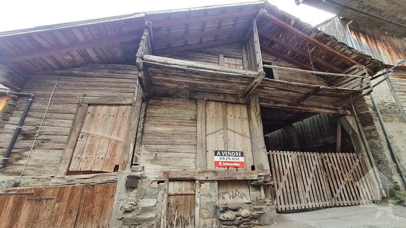 A barn to renovate in the heart of the village of Sembrancher (8)