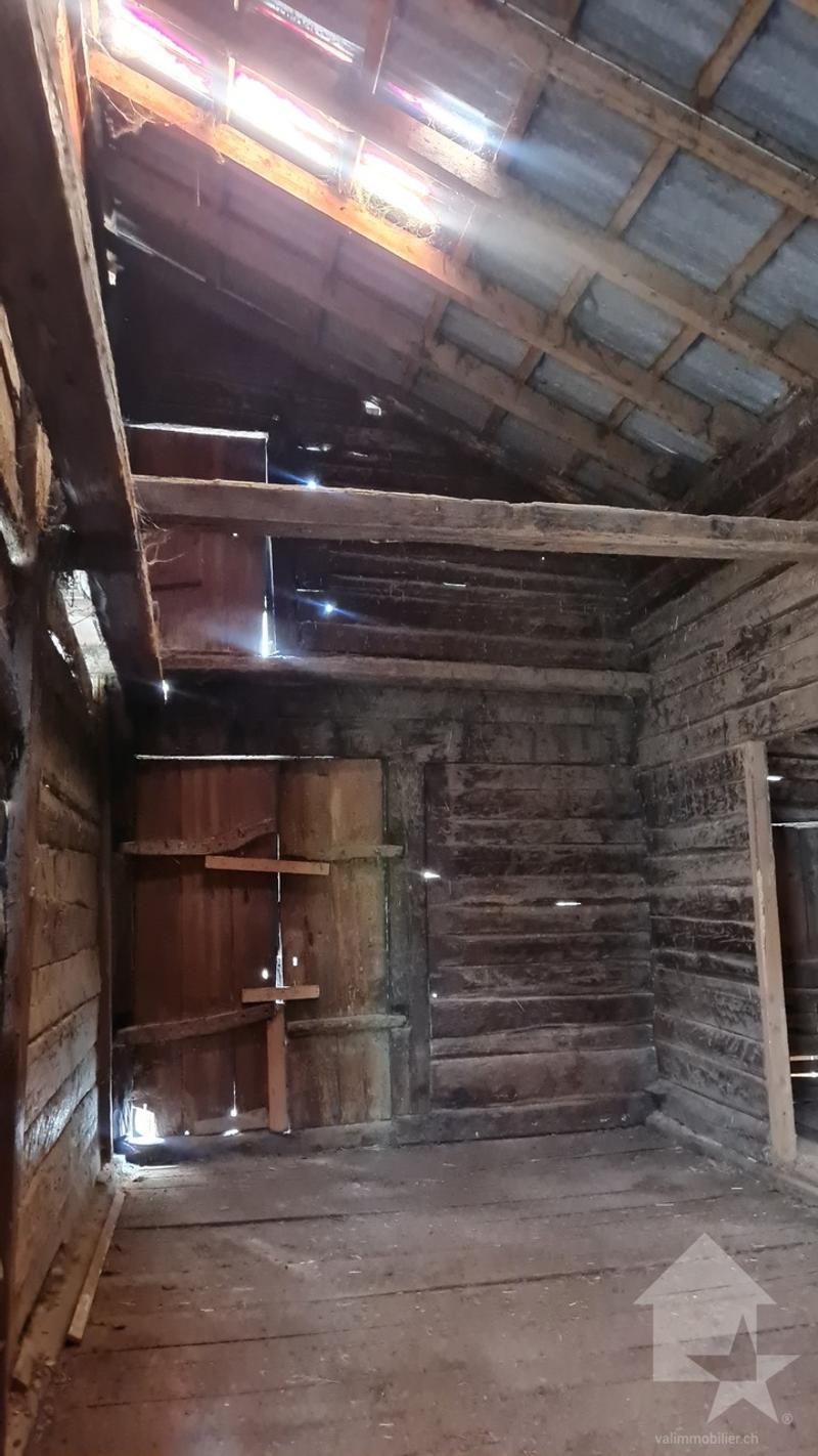 A barn to renovate in the heart of the village of Sembrancher (10)