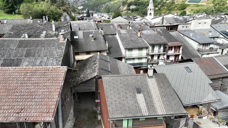 A barn to renovate in the heart of the village of Sembrancher (2)