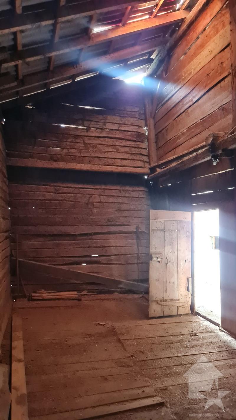 A barn to renovate in the heart of the village of Sembrancher (11)