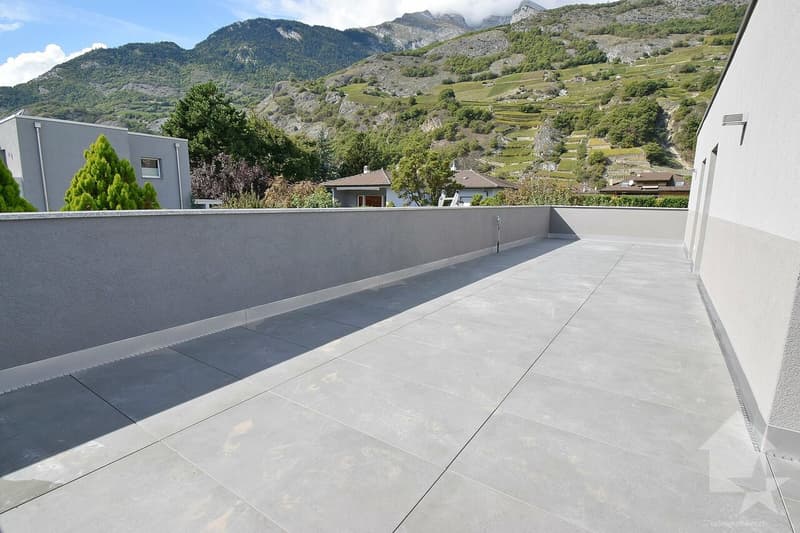 Mansarda di 4.5 locali con ampia terrazza e 3 posti auto (2)