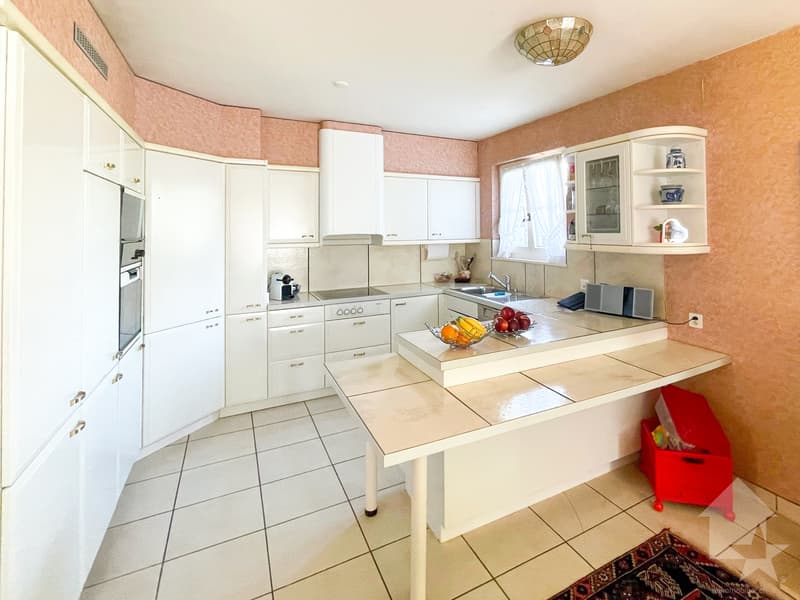 Beautiful family villa with panoramic view (9)