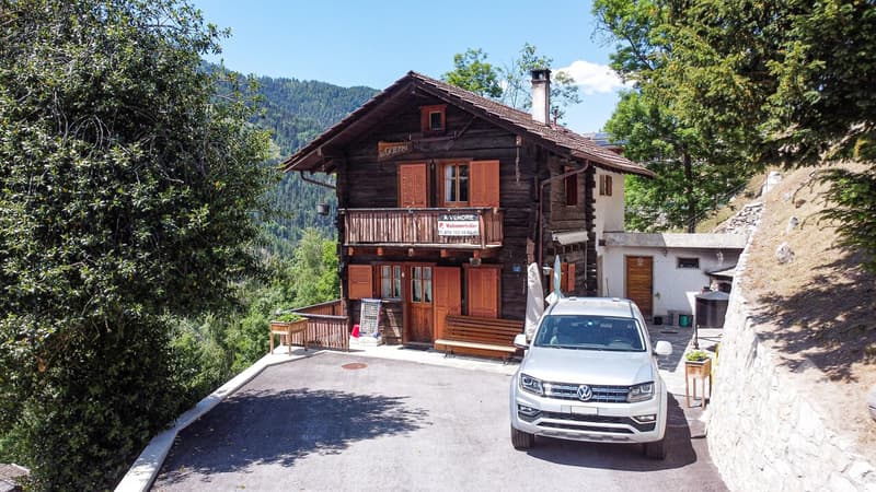 Séduisant chalet avec vue imprenable sur le village et les montagnes (1)