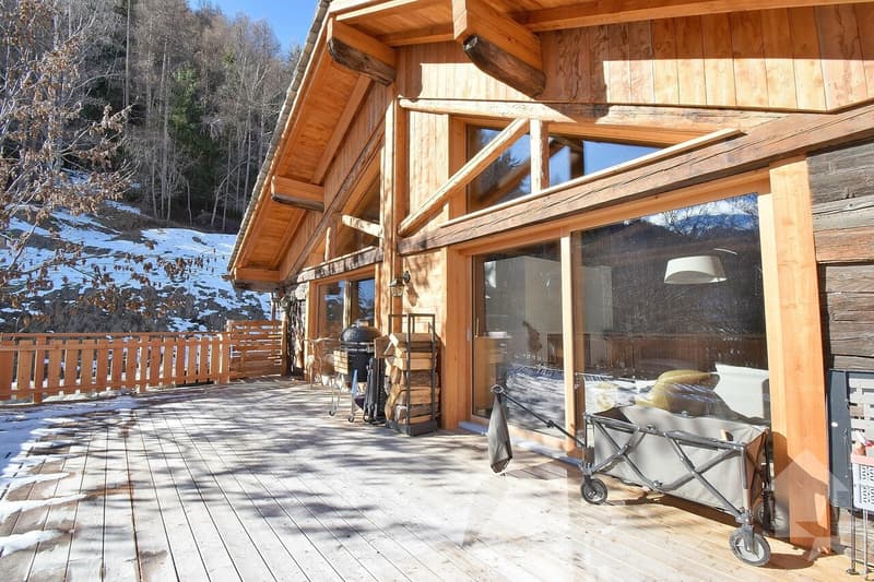 Magnifique chalet, spacieux, rénové avec un garage + terrasse (1)