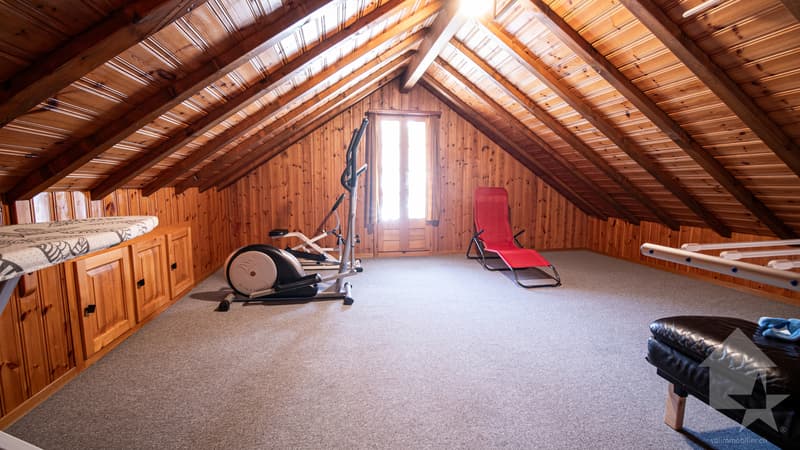 Agréable chalet sur trois niveaux avec vue panoramique (13)