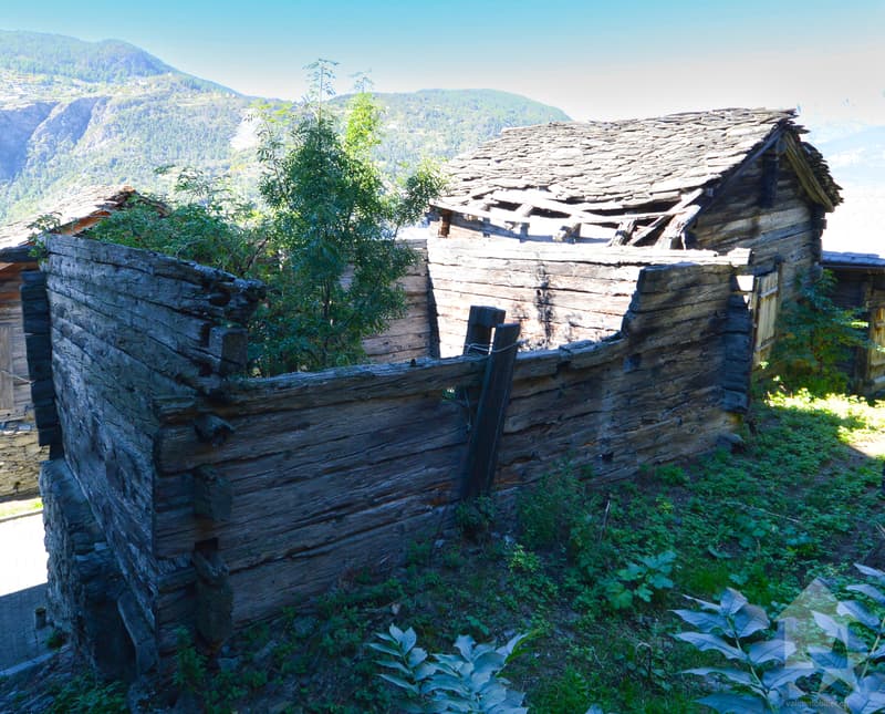 Charmant grenier et ancien mayen avec projet de rénovation (9)