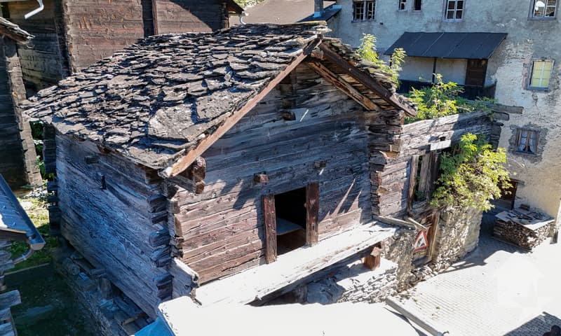 Charmant grenier et ancien mayen avec projet de rénovation (2)