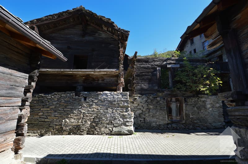 Charmant grenier et ancien mayen avec projet de rénovation (3)