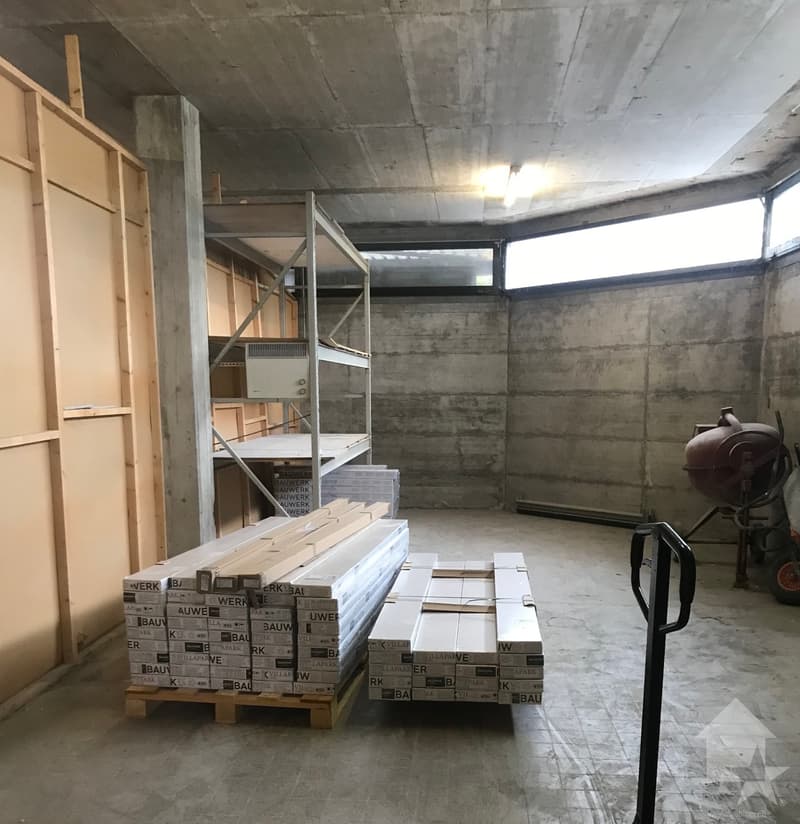 A louer, grand dépôt d'env. 189 m2 dans la zone commerciale de Conthey (1)