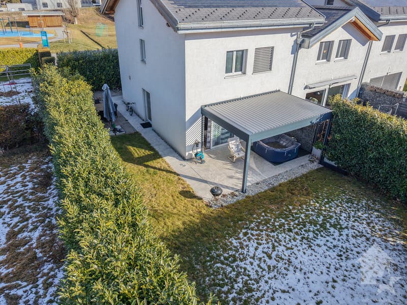 Villa moderne de 6 pièces contiguë avec de beaux espaces extérieurs (1)
