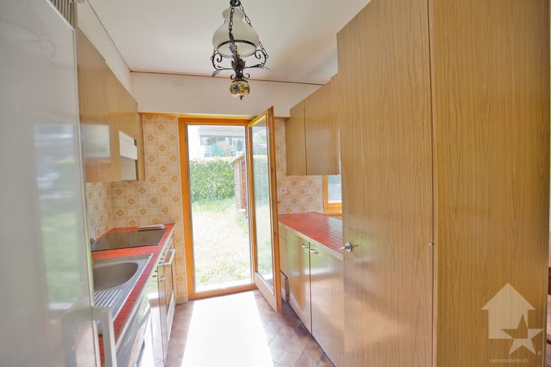 Villa traditionnelle avec grand sous-sol implantée sur une grande parcelle de 1'075 m2 (13)