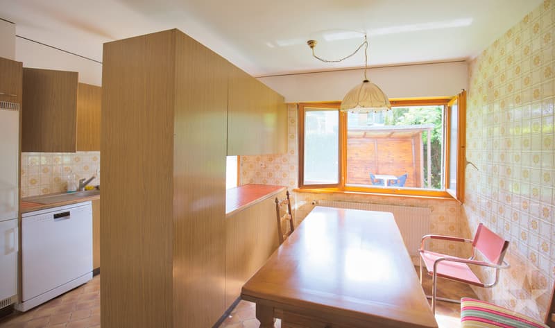 Villa traditionnelle avec grand sous-sol implantée sur une grande parcelle de 1'075 m2 (12)
